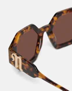 Nanushka Carlen - Bio-Plastic Sunglasses - Dark Amber -Nanushka Wear Shop CARLEN DARK AMBER BIO PLASTIC 03 ad43b44c e214 408a b529 3dfab4db5112