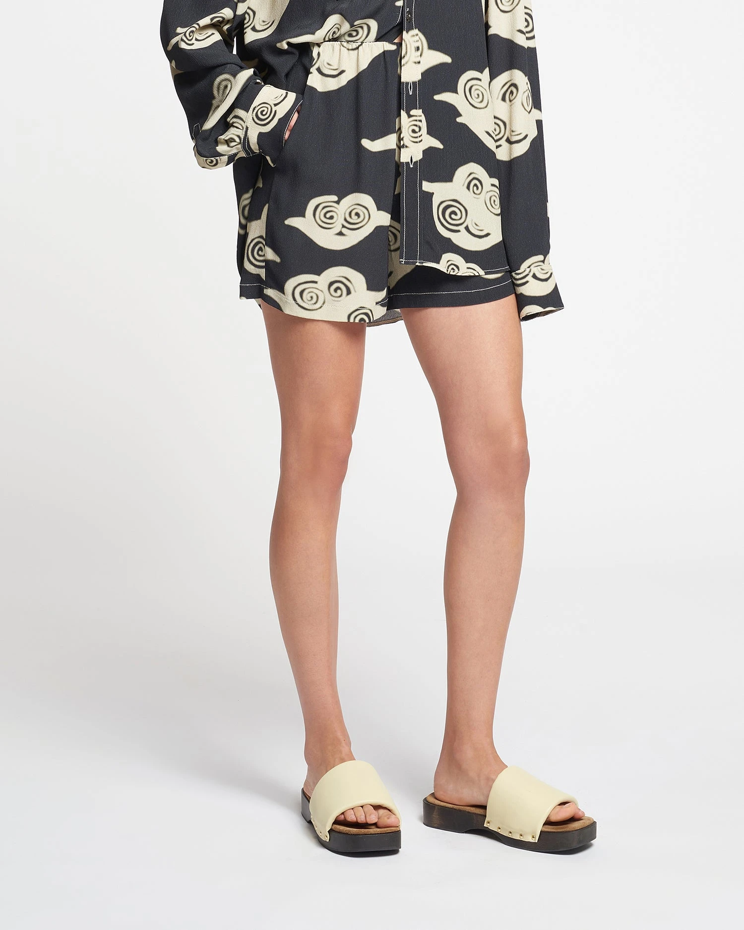 Nanushka Masami - Printed Crepe Shorts - Cloud Black/Creme 3 Nanushka Masami - Printed Crepe Shorts - Cloud Black/Creme