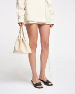 Nanushka The Gather Bucket - Alt-Nappa Bucket Bag - Creme 7 Nanushka The Gather Bucket - Alt-Nappa Bucket Bag - Creme -Nanushka Wear Shop NAN SS24 WW FULL BODY CROPPED 13
