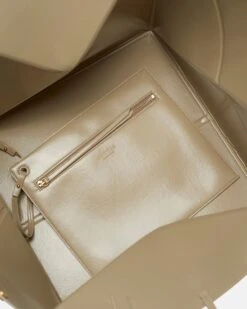 Nanushka The Origami Tote Large - Patent Alt-Nappa Large Tote - Pebble -Nanushka Wear Shop THE ORIGAMI TOTE LARGE PEBBLE PATENT VEGAN LEATHER 04 36e80db6 5533 422f a6ad a7b957aef4af