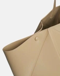 Nanushka The Origami Tote Large - Patent Alt-Nappa Large Tote - Pebble -Nanushka Wear Shop THE ORIGAMI TOTE LARGE PEBBLE PATENT VEGAN LEATHER 06 e00b93e6 06d6 4381 814f 45108f93045c